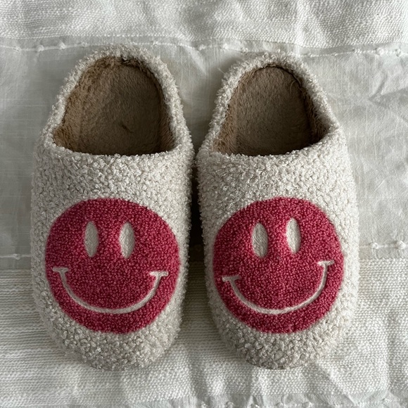 Smiley slippers - Picture 1 of 2